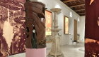 Ceramiche e stoffe di Alessandro Roma con un candelabro neoattico