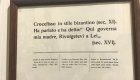 La didascalia sotto al crocifisso