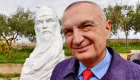 Il presidente albanese Ilir Meta con la statua di Scanderbeg